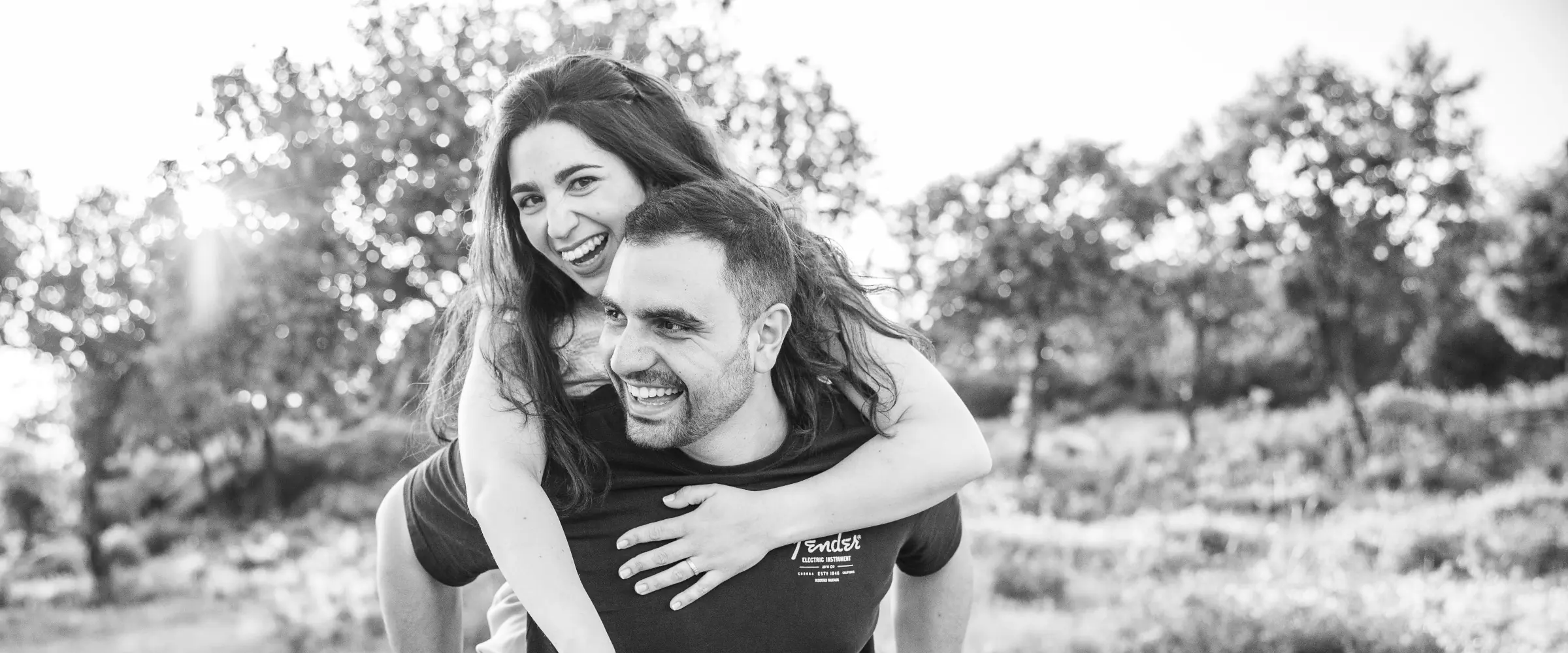 Pareja caminando en un paisaje suave
